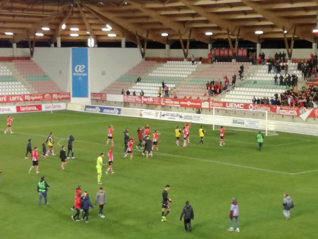 Los jugadores del Zamora CF celbran la victoria ante el Sporting de Gijón