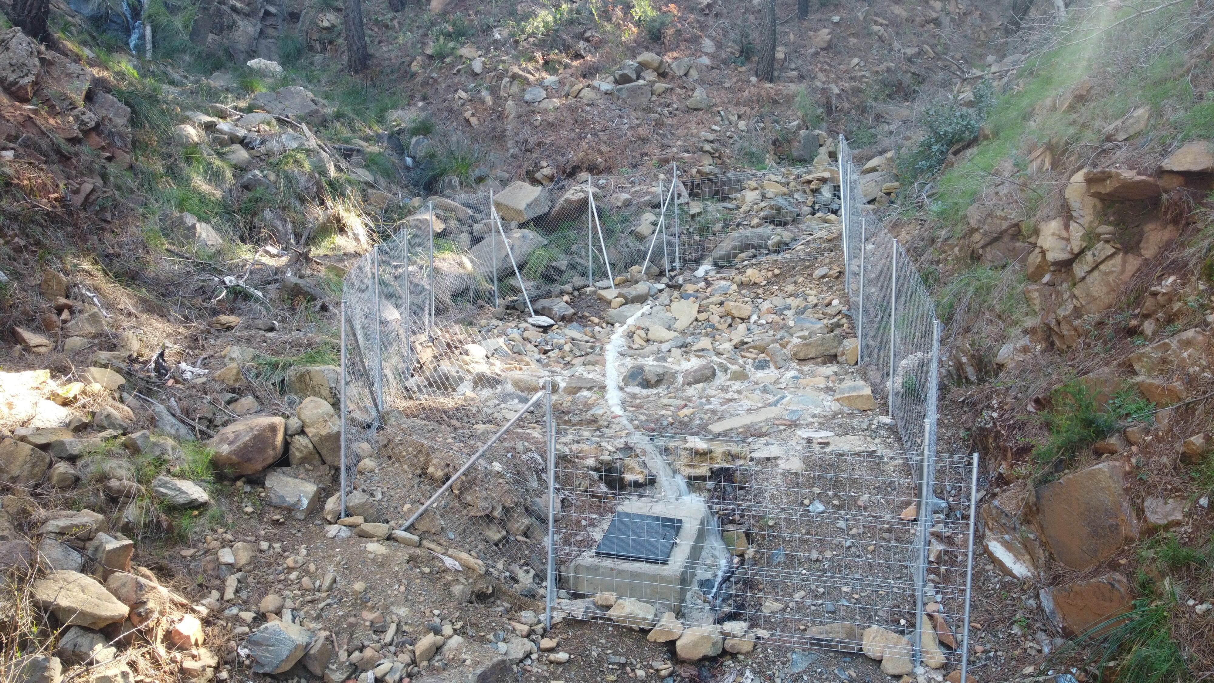 Una de las captaciones de agua de la población serrana en plena Sierra Bermeja