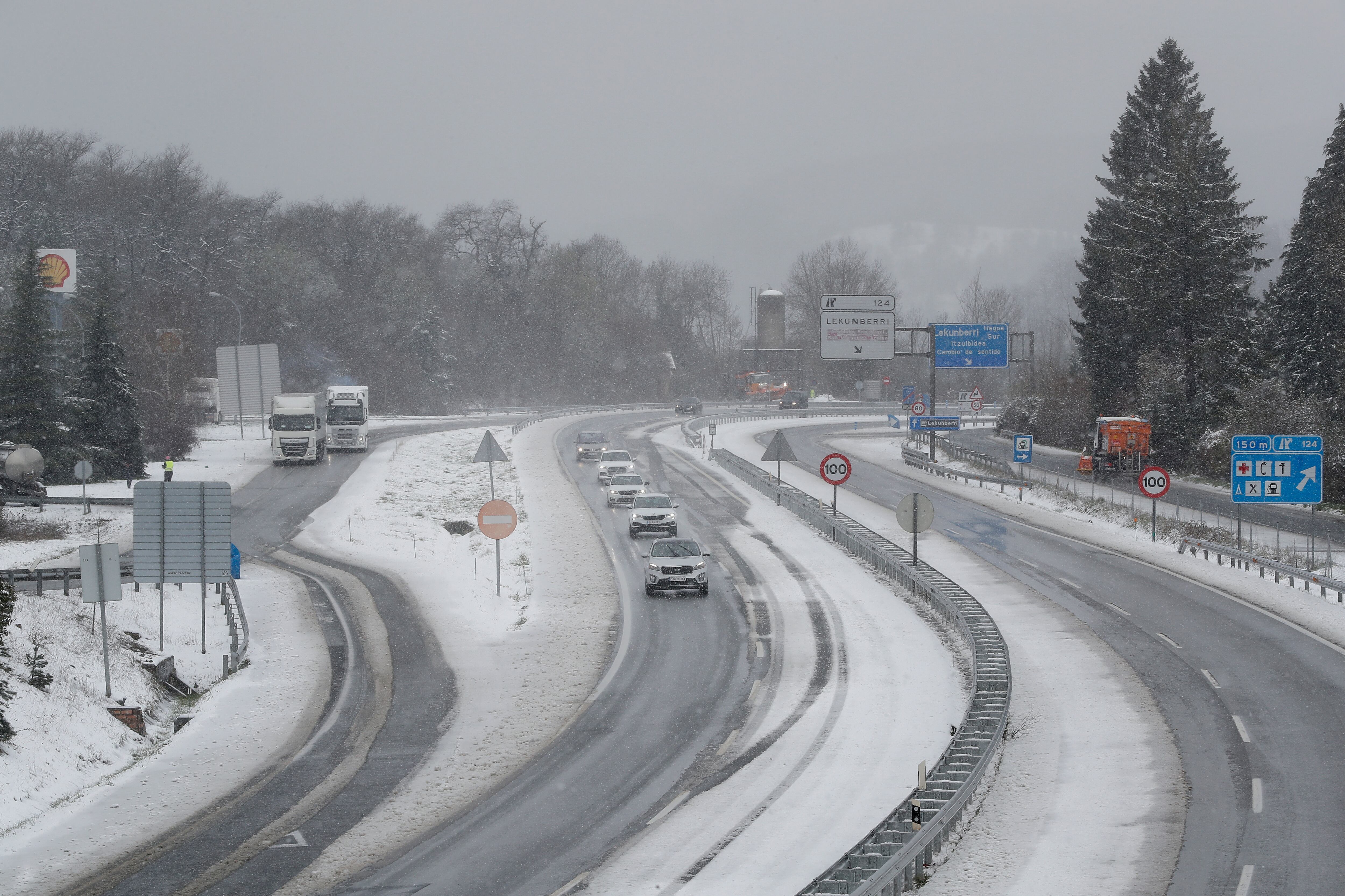 El uso de cadenas o neumáticos de invierno puede ser obligatorio si la nieve cubre la calzada