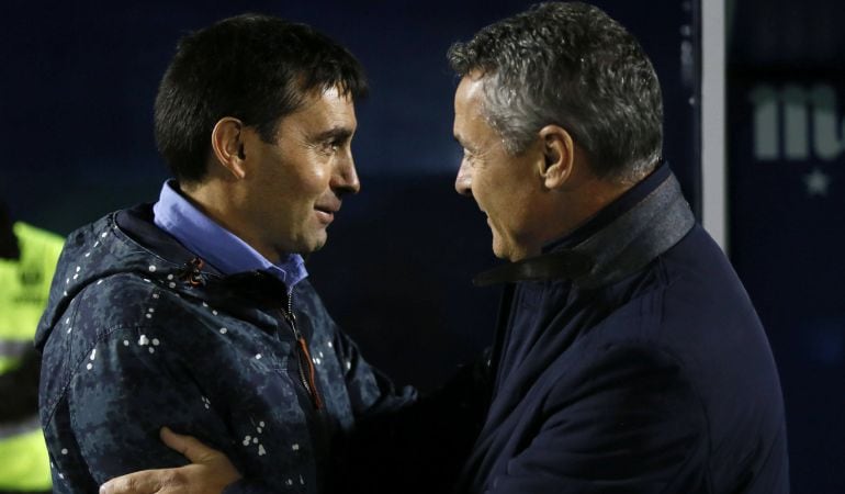 Los entrenadores del Leganés Asier Garitano (i) y del Villarreal Fran Escribá se saludan al inicio del partido de la decimocuarta jornada de Liga que disputaron en el estadio Municipal de Butarque, en Leganés.