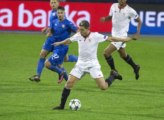 El jugador del Sevilla Samir Nasri disputa el balón con Petar Stojanovic del GNK Dinamo Zagreb.