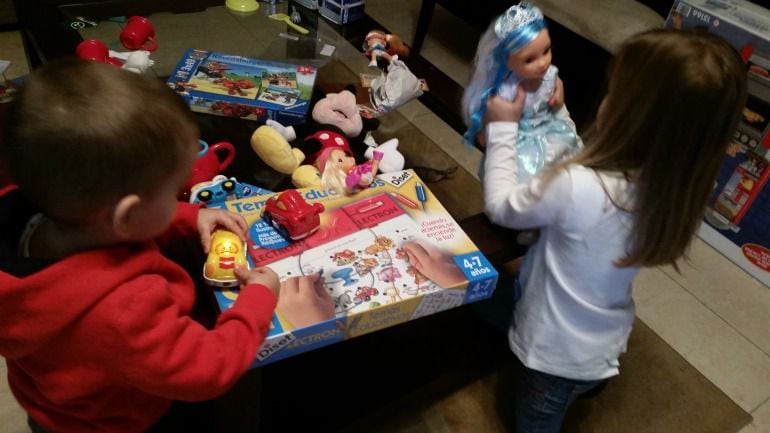 Héctor e Itziar abren sus regalos