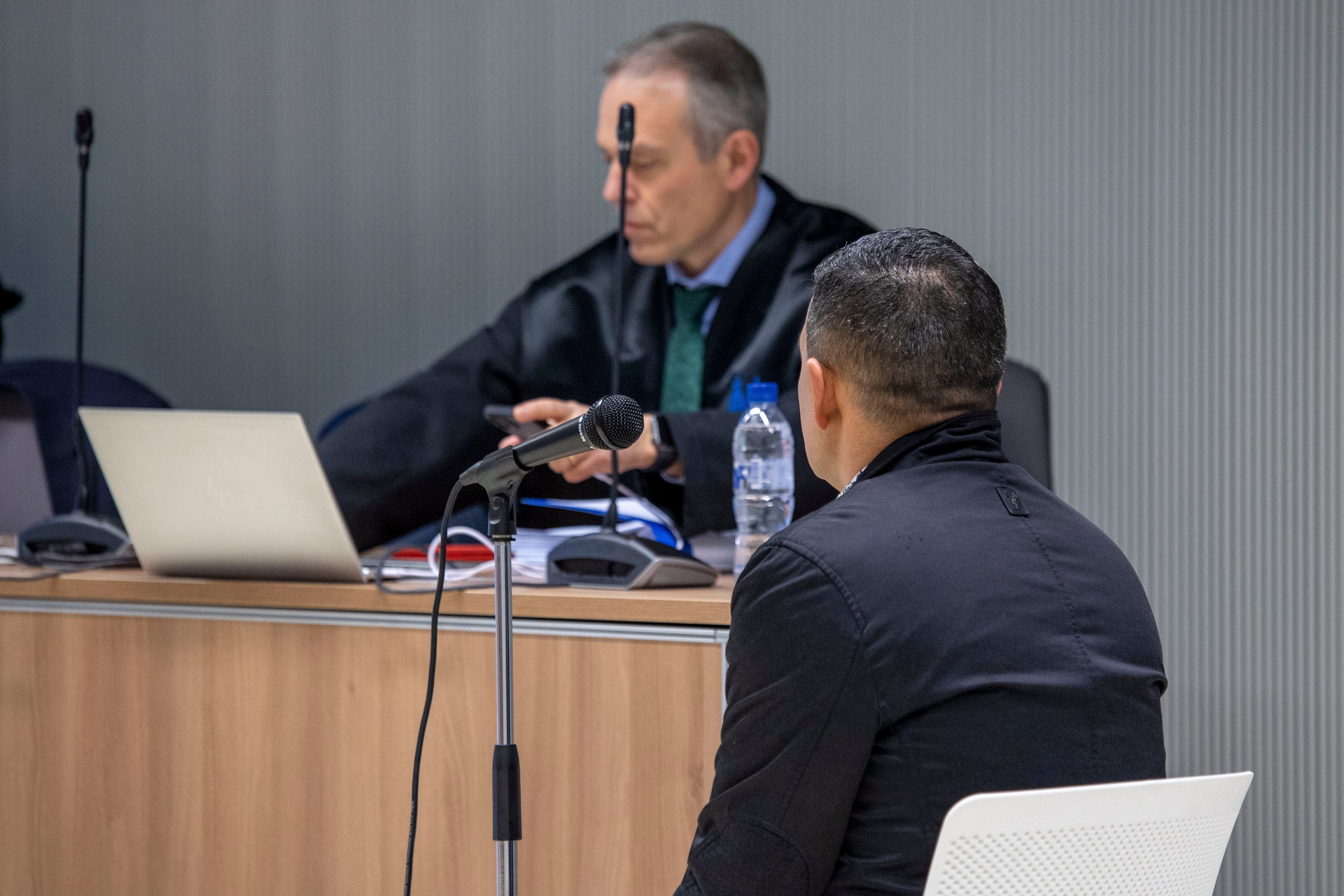 LOGROÑO, 05/03/2024.- La Audiencia Provincial de Logroño acoge este martes la segunda jornada del juicio contra un hombre como presunto autor de un delito con alevosía por envenenar al anciano al que cuidaba para luego heredar de él. EFE/ Raquel Manzanares
