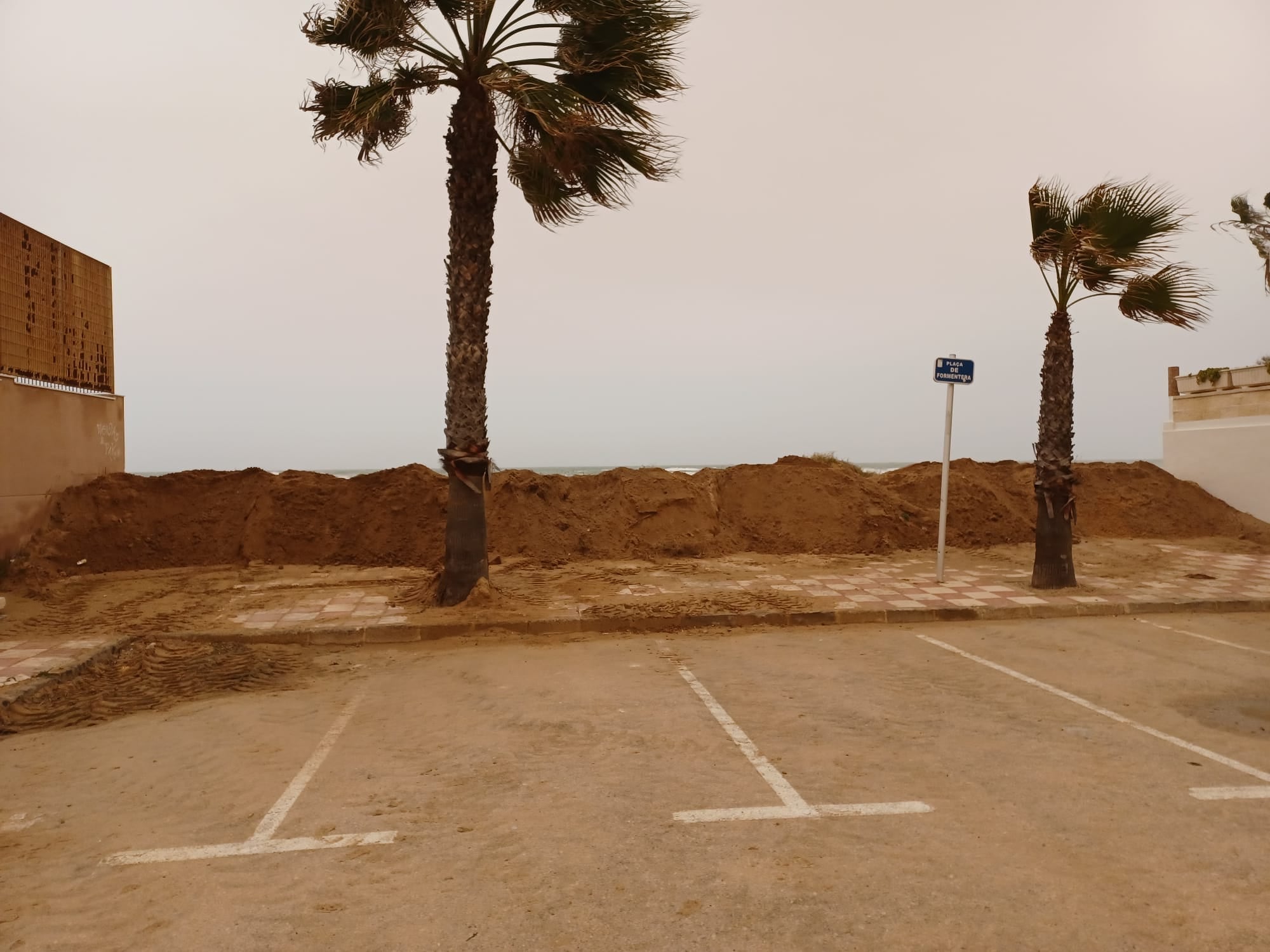 Muro de arena en la playa de Tavernes  ante el temporal de mar