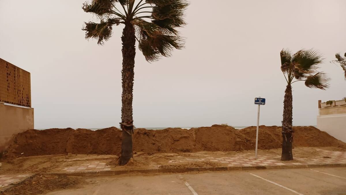 Tavernes levanta un muro de arena en la playa de la Goleta ante el temporal de mar