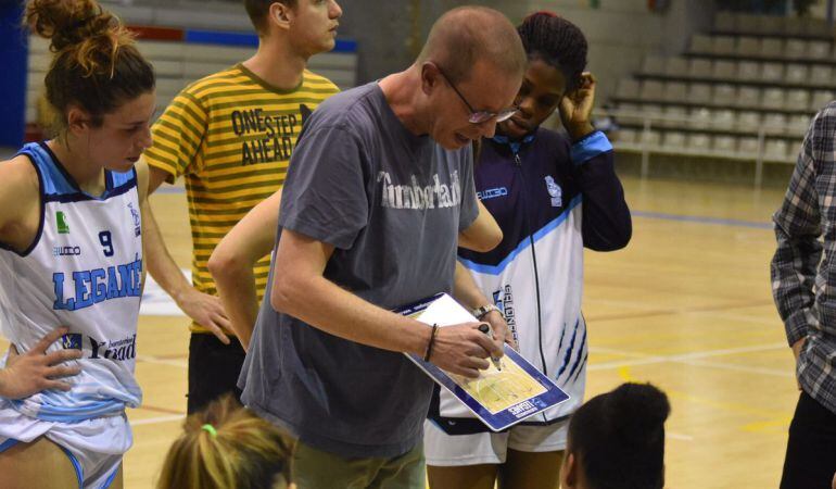 Nacho García (c), durante un tiempo muerto esta campaña en la que el Baloncesto Leganés se quedó fuera de los playoff tras una mala racha de resultados.