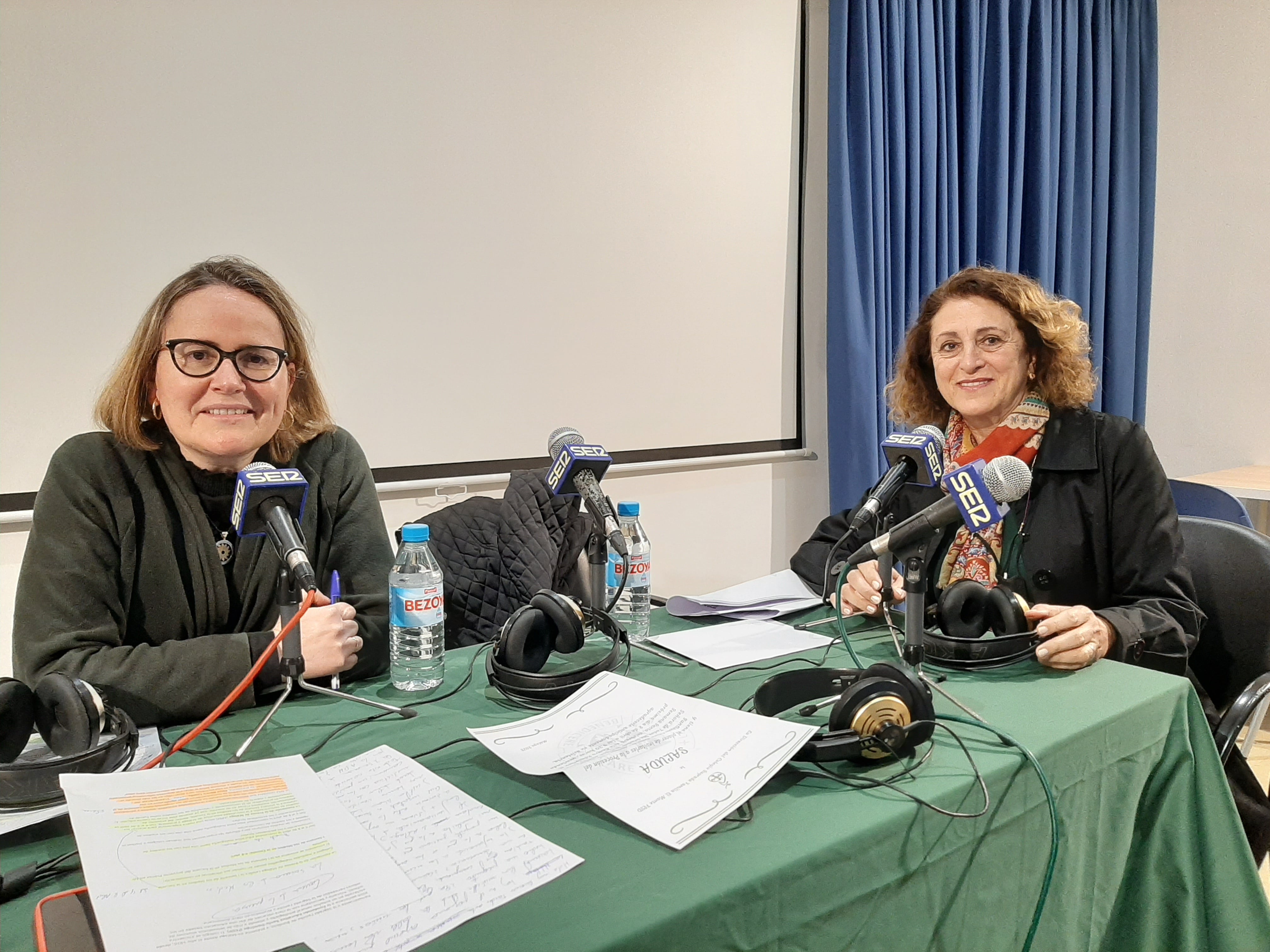 La presidenta de la Asociación de la Prensa de Málaga Elena Blanco (derecha) con Esther Luque durante la entrevista