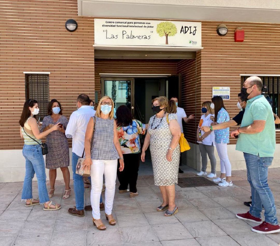 Momento de la visita, en primer plano presidenta y directiva ADIJ, en segundo plano la viceconsejera conversa con el portavoz del PP