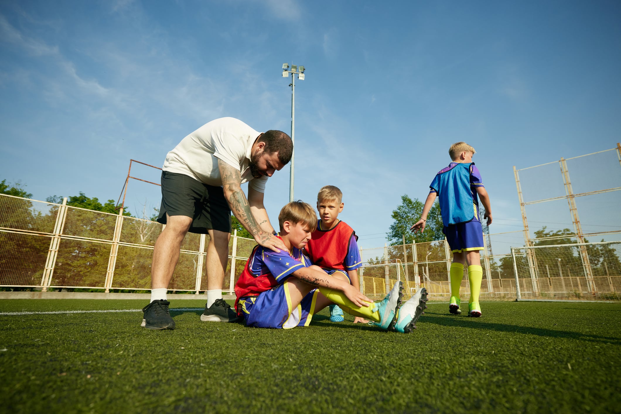 Un entrenador asiste a uno de sus jugadores