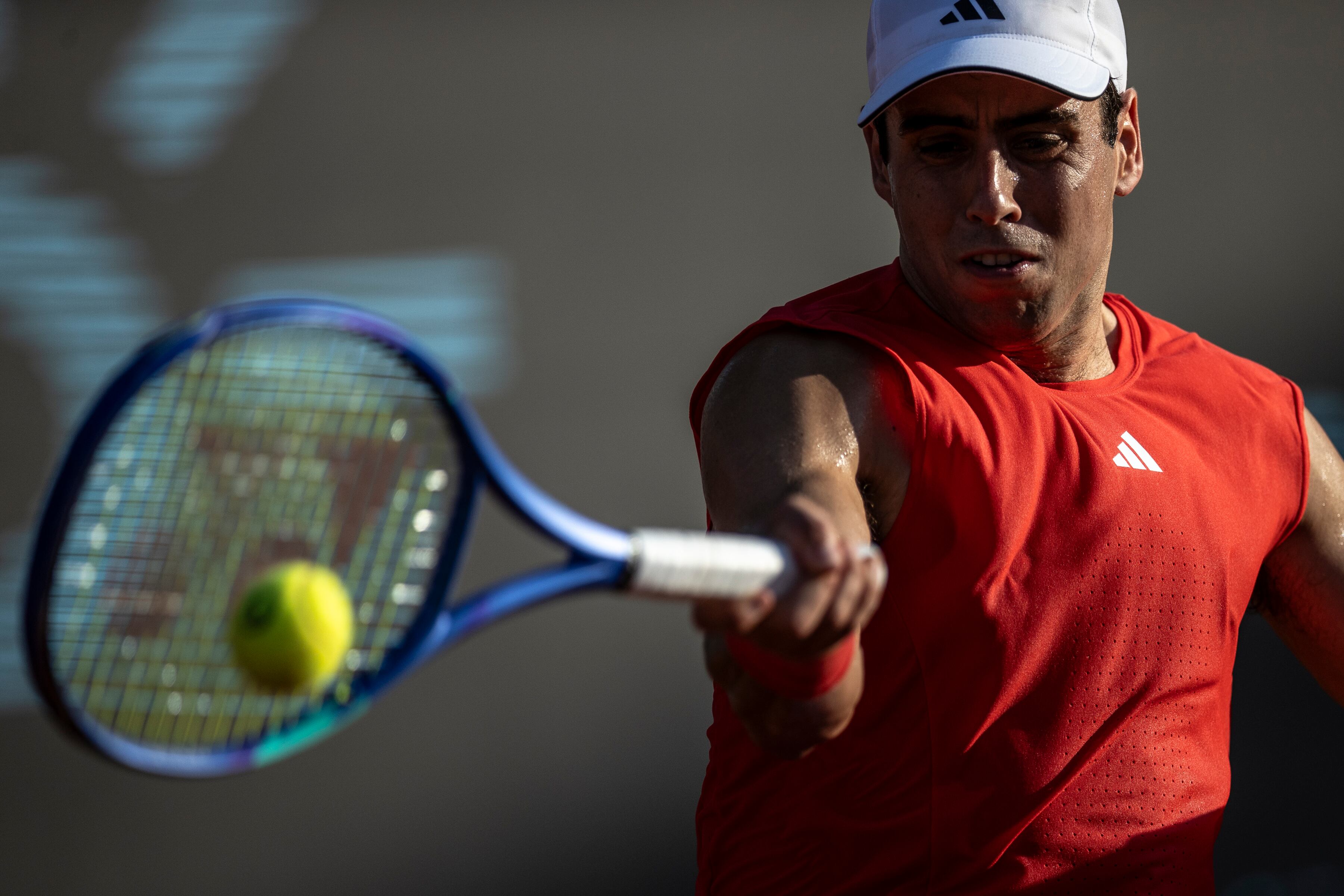 AMDEP2777. RÍO DE JANEIRO (BRASIL), 20/02/2025.- El tenista español Jaume Munar devuelve una bola este jueves, durante un partido de octavos de final del Abierto de Río de Janeiro contra contra el tenista portugués Jaime Faria, en el Jockey Club de Río de Janeiro (Brasil). EFE/ANDRÉ COELHO
