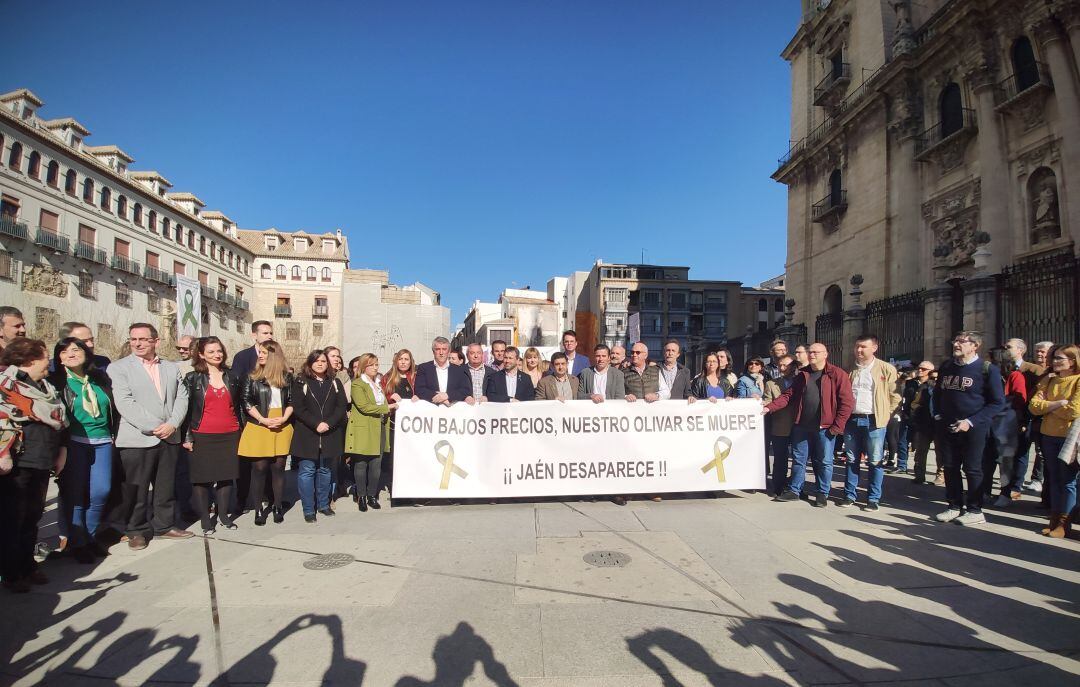 Asistentes a la concentración que ha tenido lugar este lunes en la plaza de Santa María de la capital.