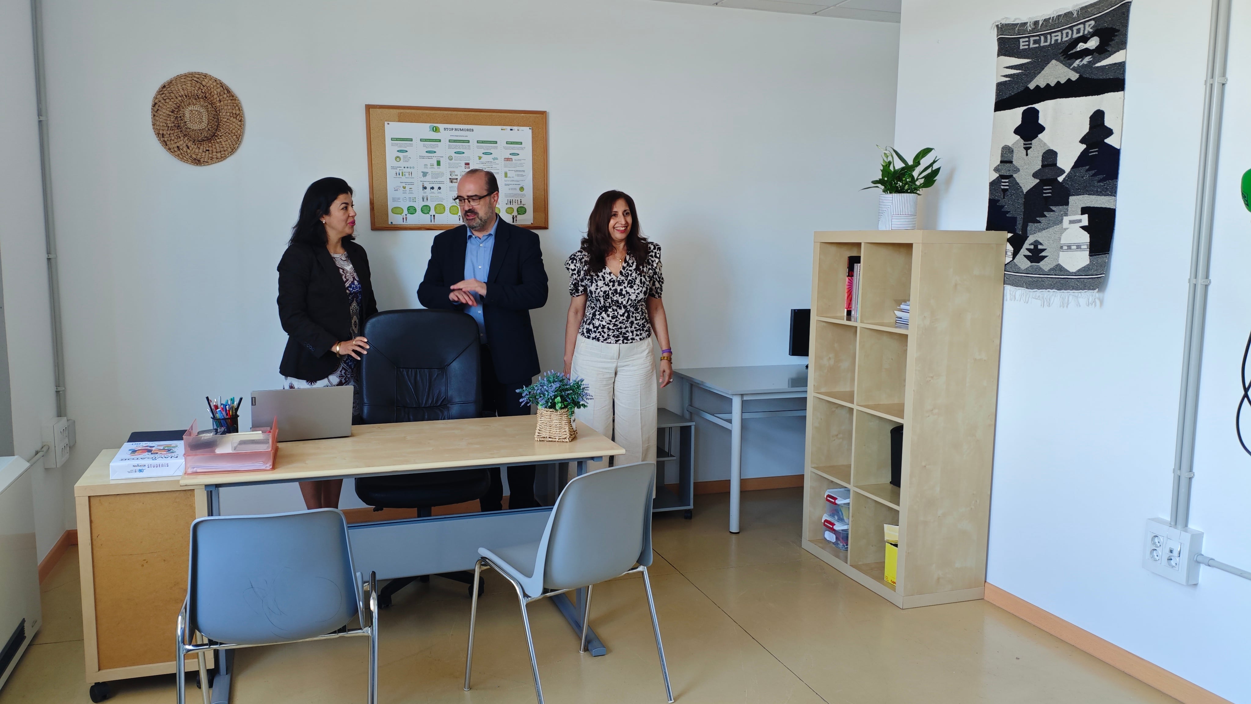 El alcalde de Ponferrada, la concejala de Ivelisse Martínez y la responsable de la oficina