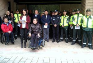 Foto de familia guardando un minuto de silencio por las víctimas de accidentes de tráfico