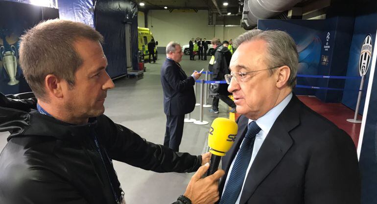 Manu Carreño habla con Florentino Pérez en la zona mixta del estadio de Cardiff