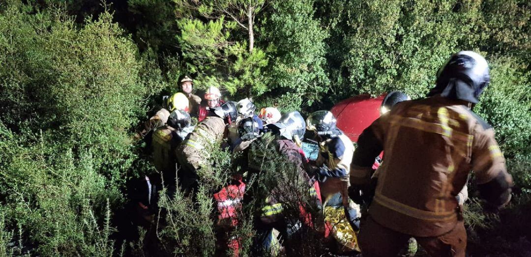 El vehículo ha caído a una zona boscosa