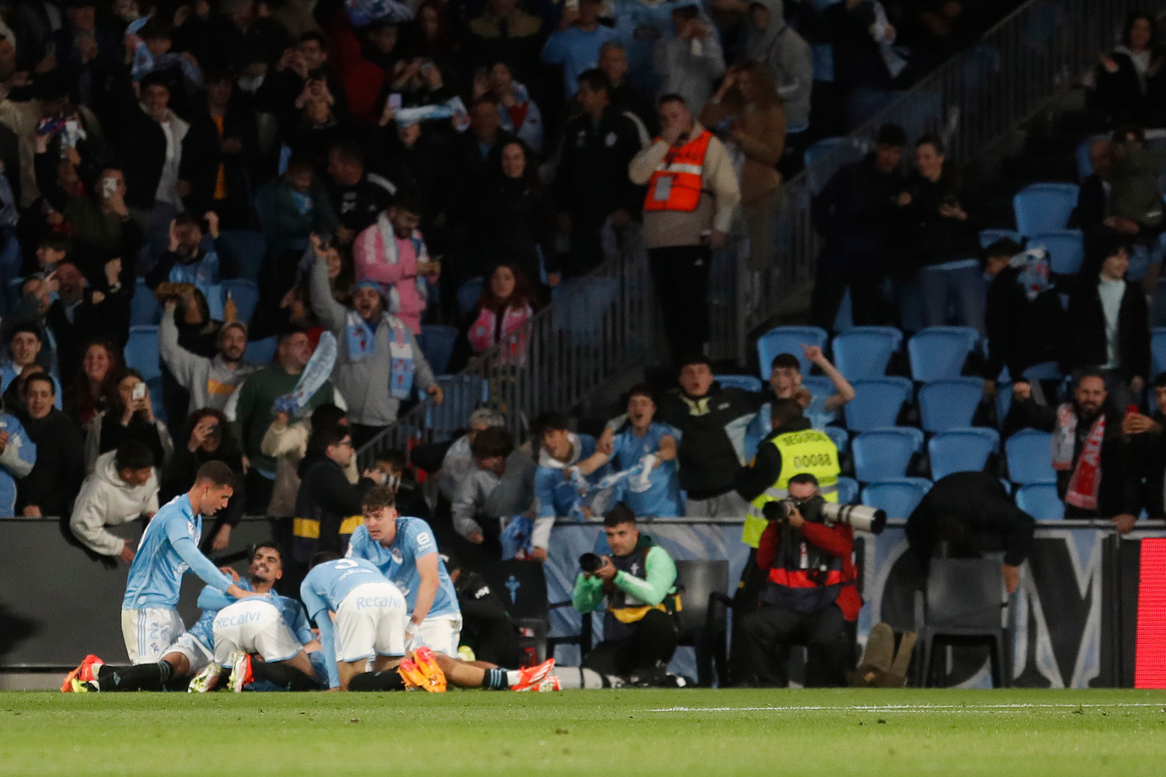 VIGO (PONTEVEDRA), 15/05/2024.- Los jugadores del Celta celebran el segundo gol del equipo gallego durante el partido de Liga en Primera División que Celta de Vigo y Athletic Club disputan este miércoles en el estadio de Balaídos. EFE/Salvador Sas
