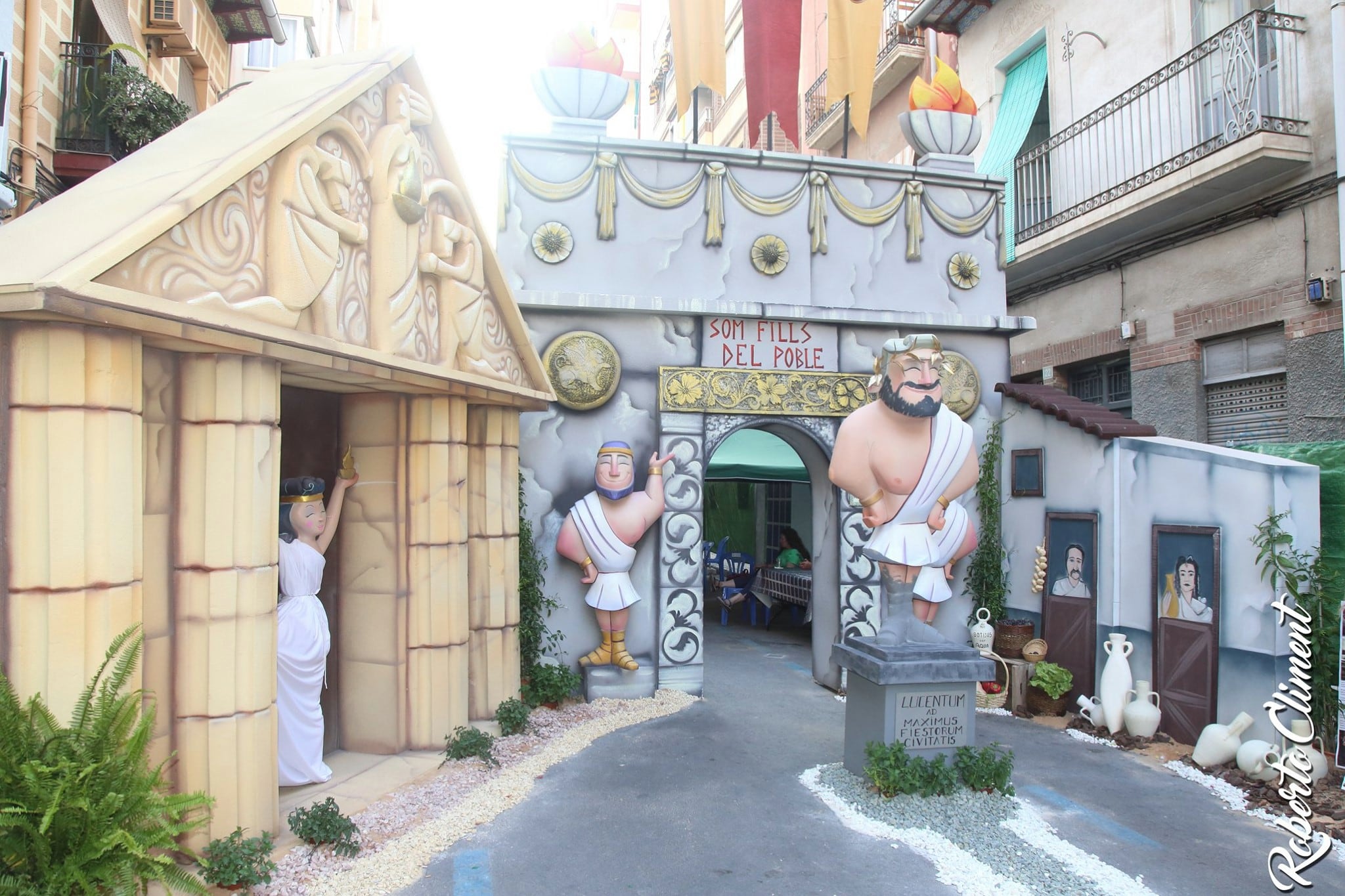 Portada de la barraca Som Fills del Poble en las Fogueres de 2019