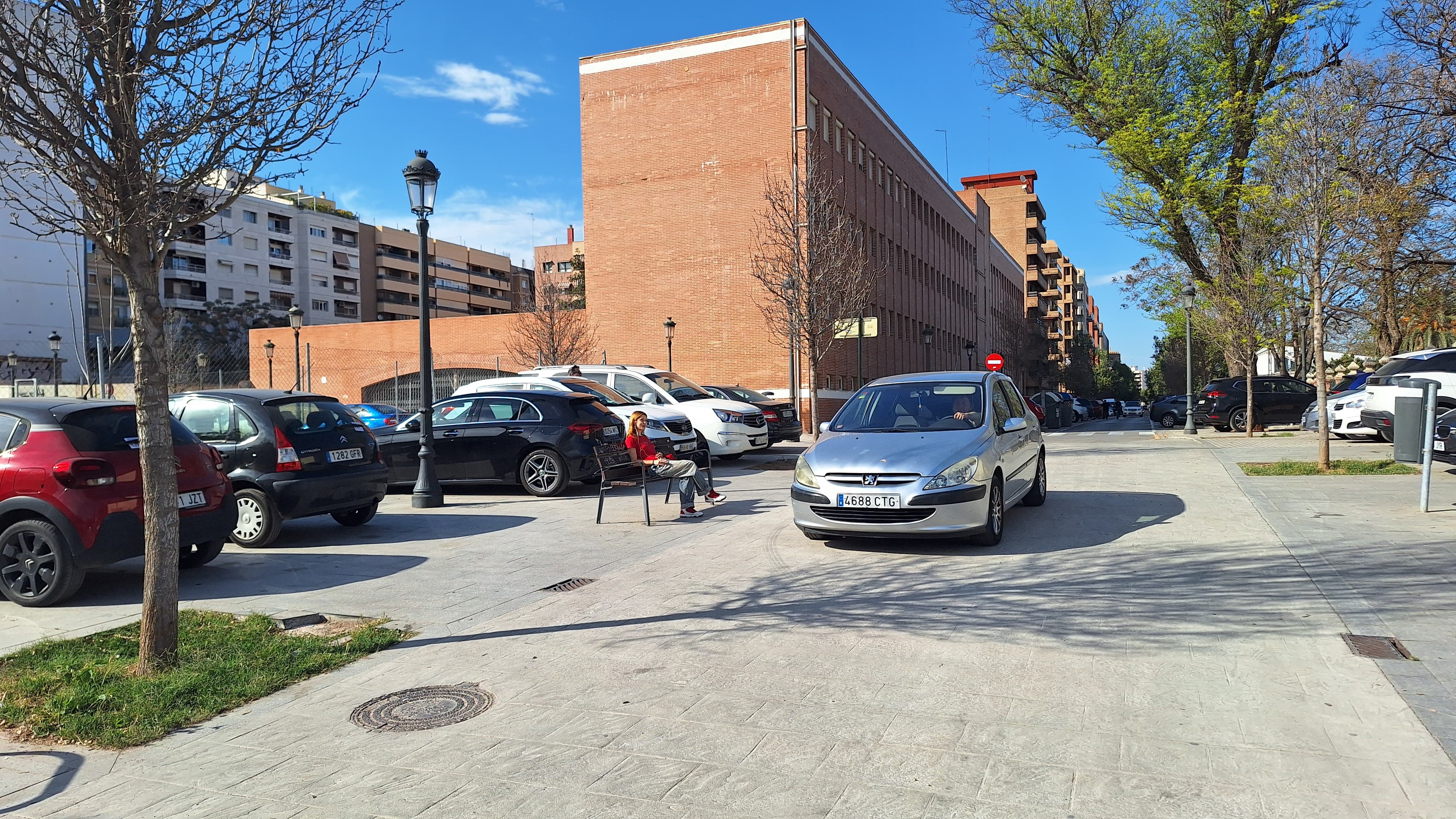 Vehículos mal aparcados sobre zonas peatonales de València: Compromís pide a la Policía Local que actúe contra los infractores.