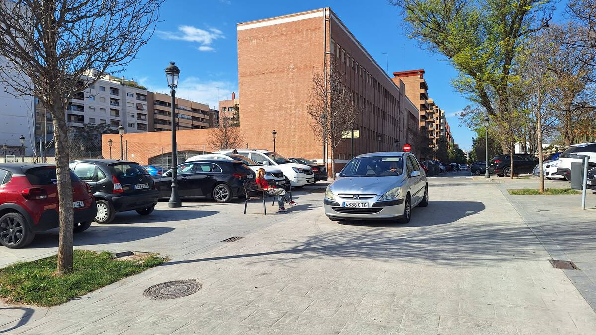 El problema del aparcamiento en València: los vecinos piden más espacio para estacionar y Compromís reclama perseguir a los infractores