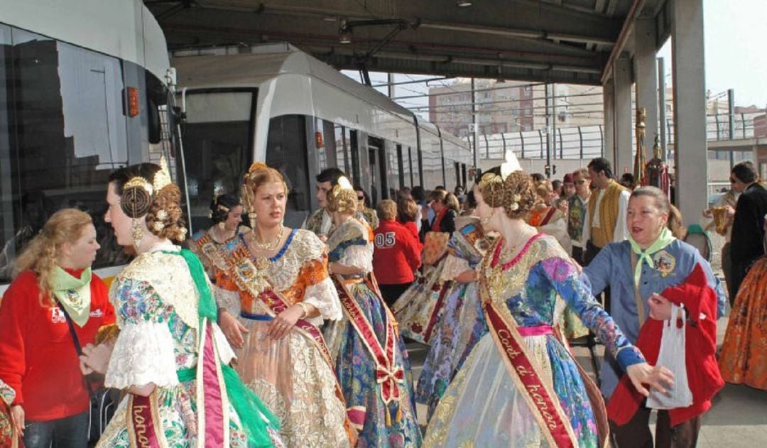 Foto de archivo Fallas 2017, falleras subiendo al tranvía.