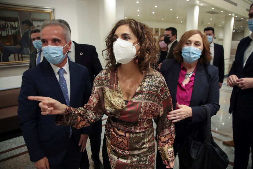 La ministra de Hacienda, María Jesús Montero (c) ha presidido el reparto telemático de fondos
