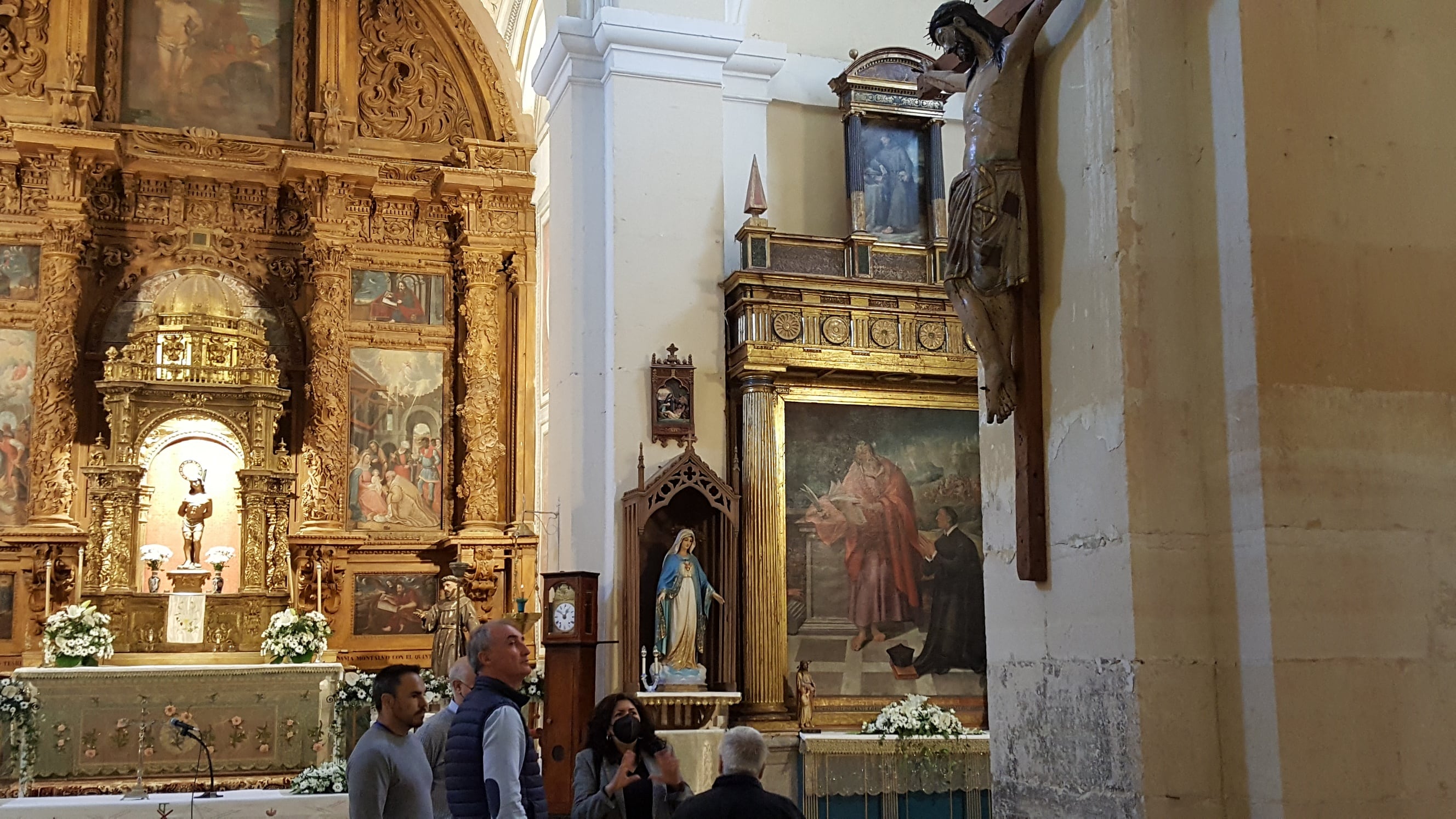 Iglesia de Cobos de Segovia con la visita del Delegado de la Junta, entre otras personas.