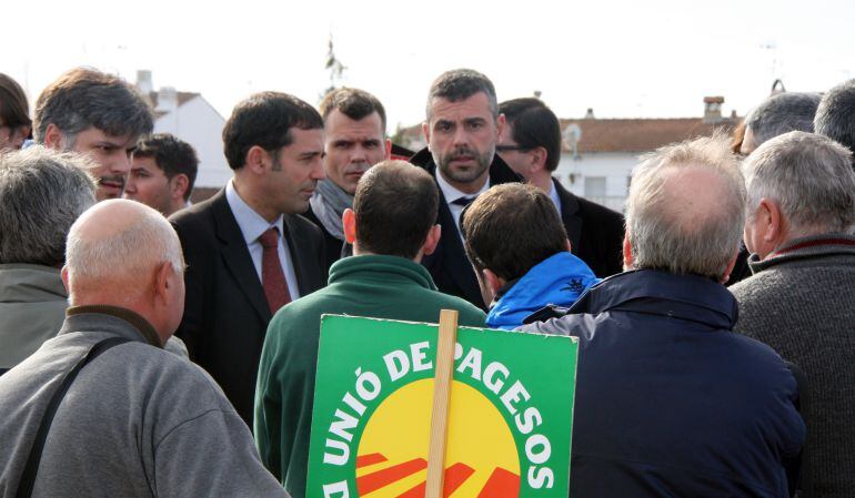 Representants d&#039;Unió de Pagesos conversant amb el conseller Vila (imatge d&#039;arxiu).