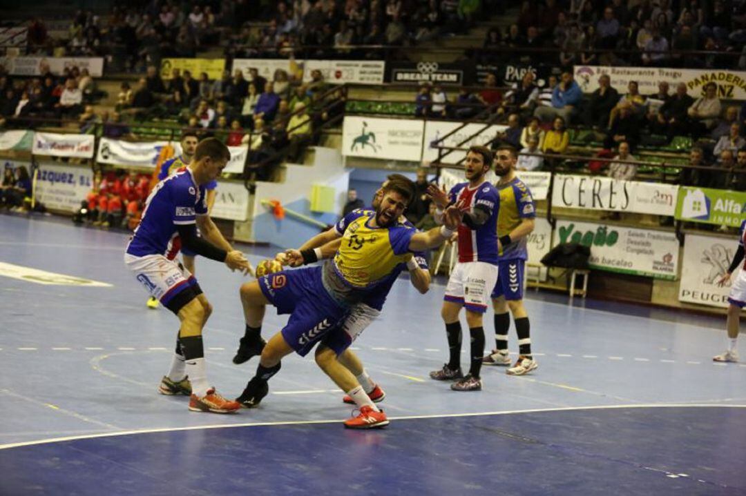 El capitán amarillo, Víctor Megias, durante un lance de juego en una de las visitas de Agustinos al Príncipe de Asturias.
