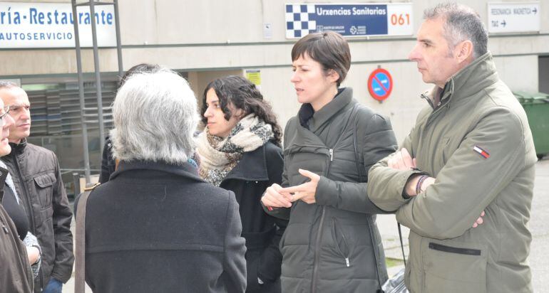 Noa Presas y Ana Pontón durante el encuentro con los trabajadores del CHUO