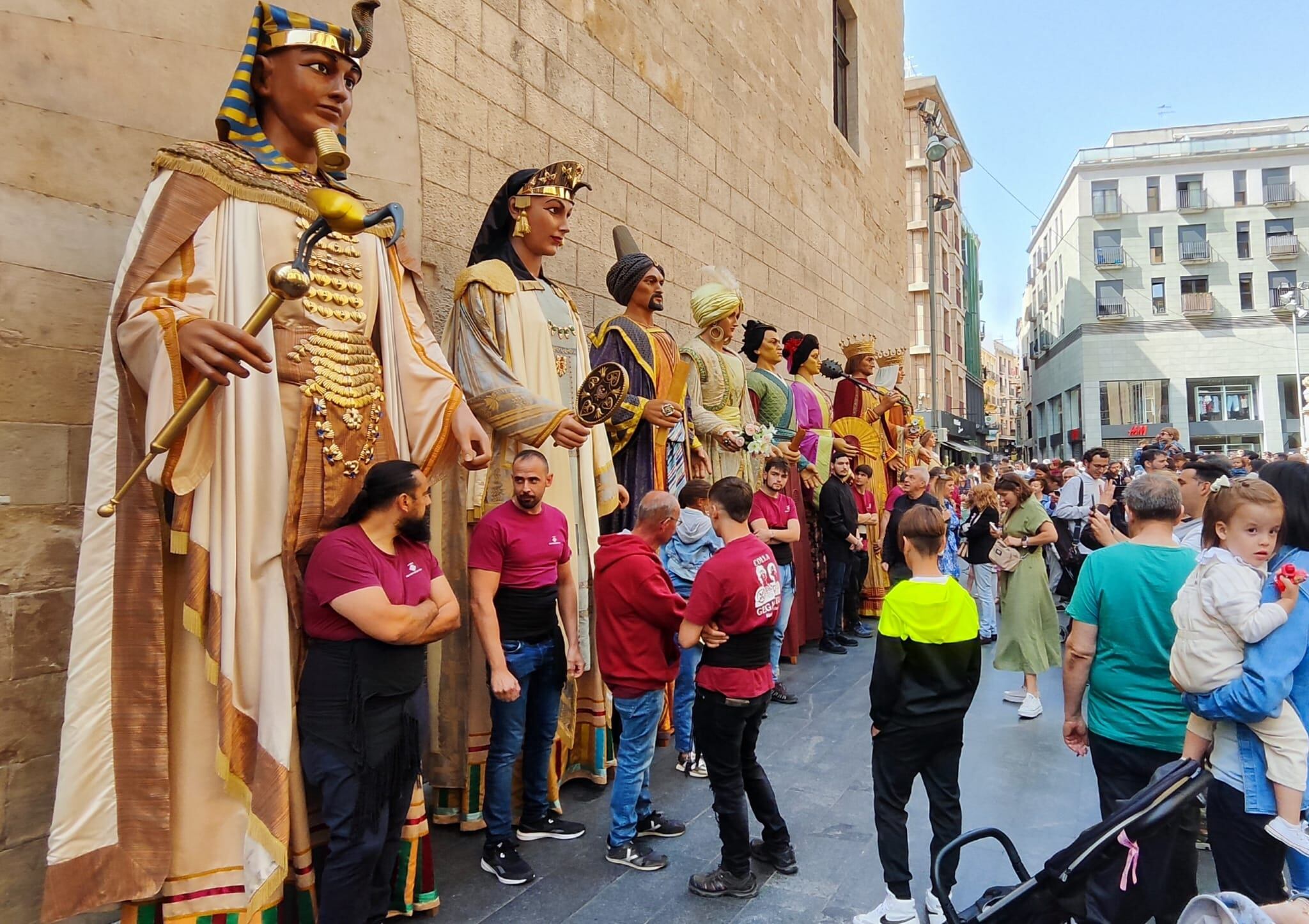 Gegants grans mitjans i petits. Arrenglerats i preparats per al ball avui abans del seguici de Sant Anastasi.