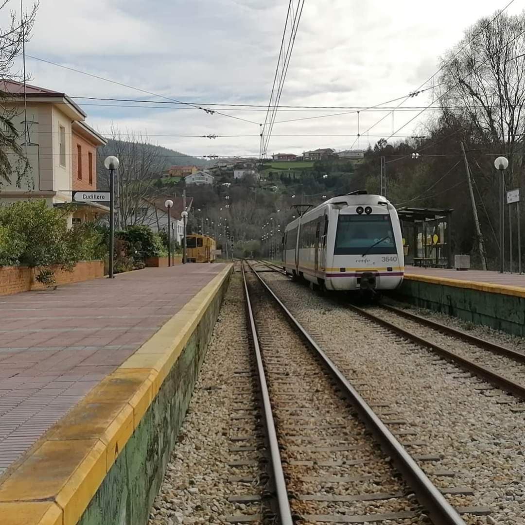 Un tren detenido en la estación de Cudillero. 