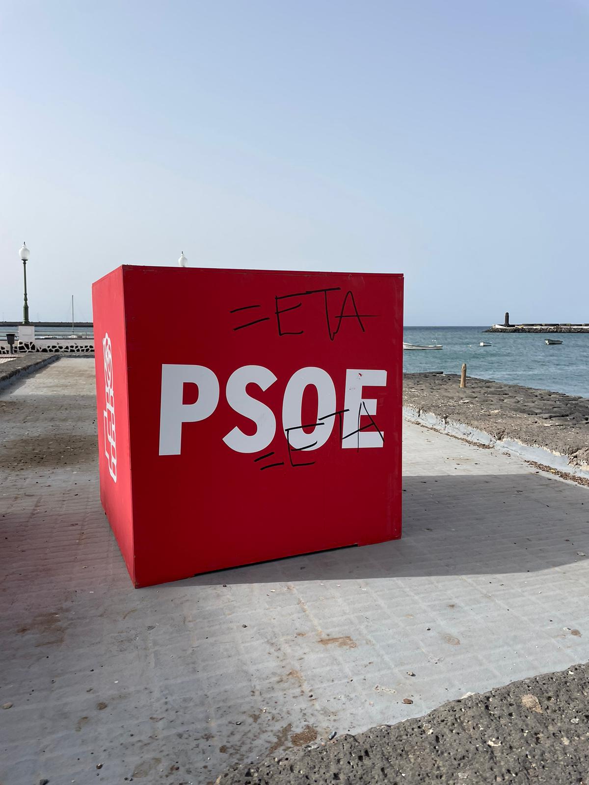 Uno de los cubos vandalizado en Arrecife.