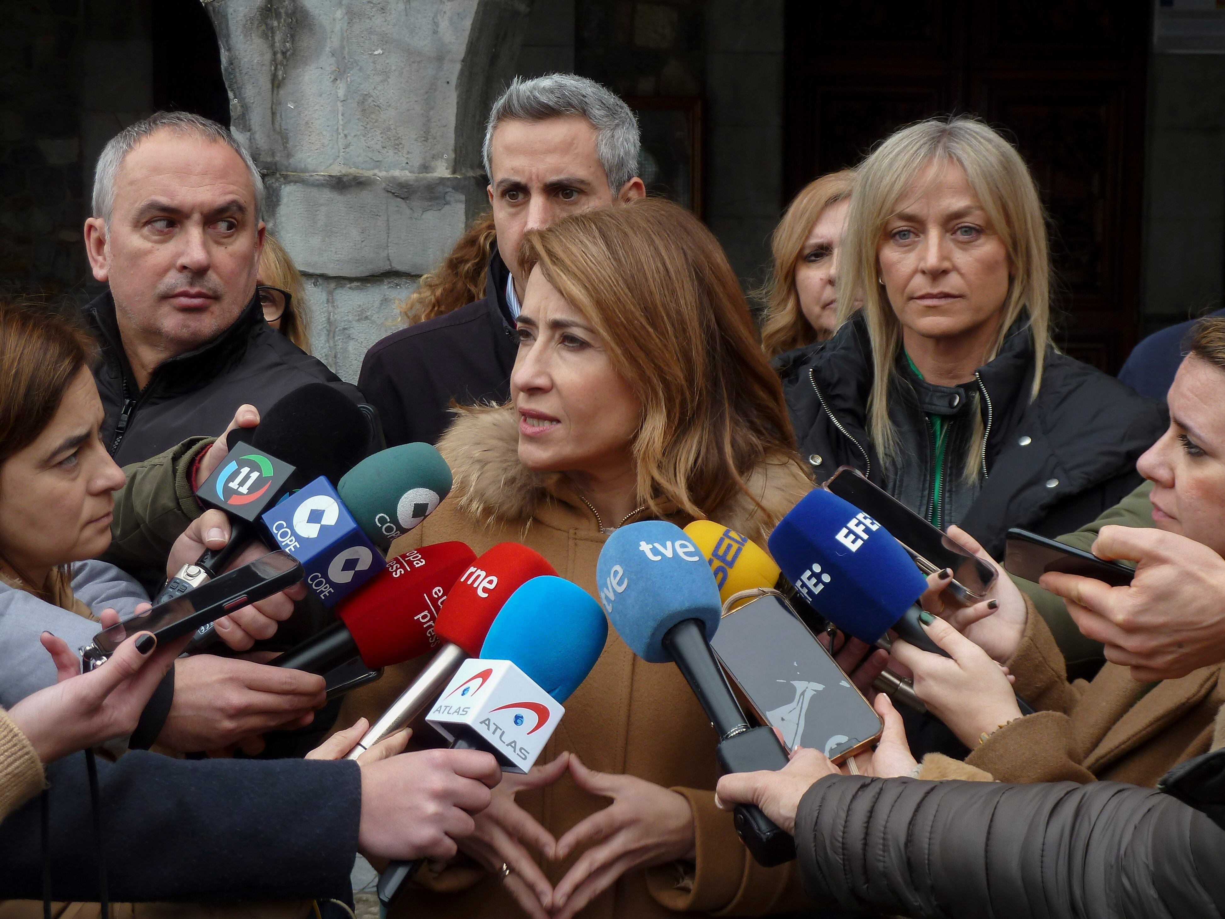 La ministra de Transportes, Raquel Sánchez, pide perdón en la Plaza del Ayuntamiento de Castro Urdiales por el error en el diseño de fabricación de unos trenes para la red de Cercanías de Cantabria y Asturias.