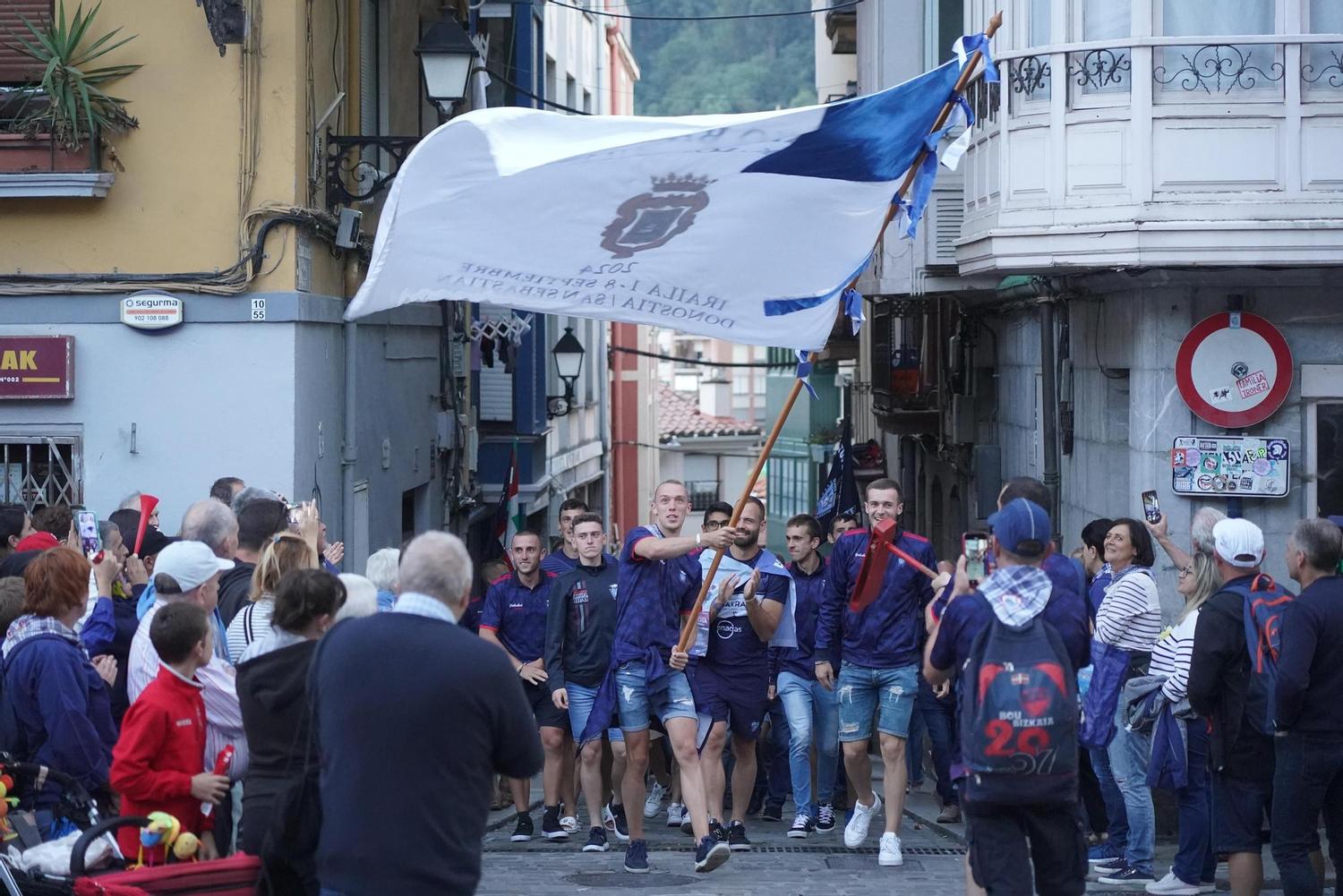 Urdaibai celebra en Bermeo la bandera de La Concha con sus aficionados