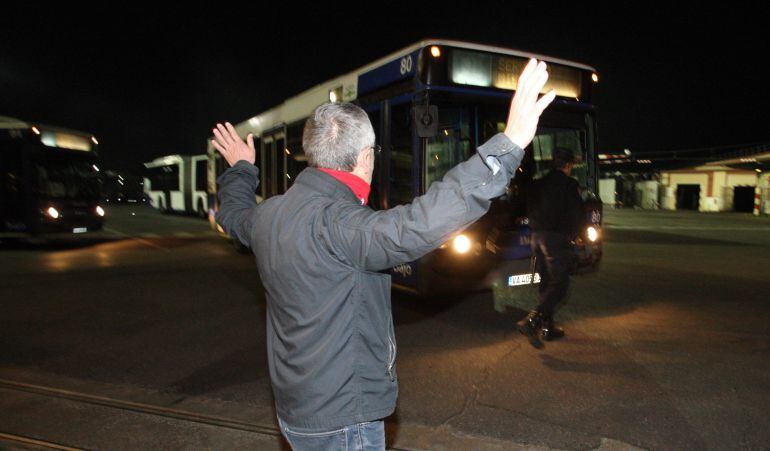 Salida de autobuses de las cocheras de AUVASA en diciembre de 2012