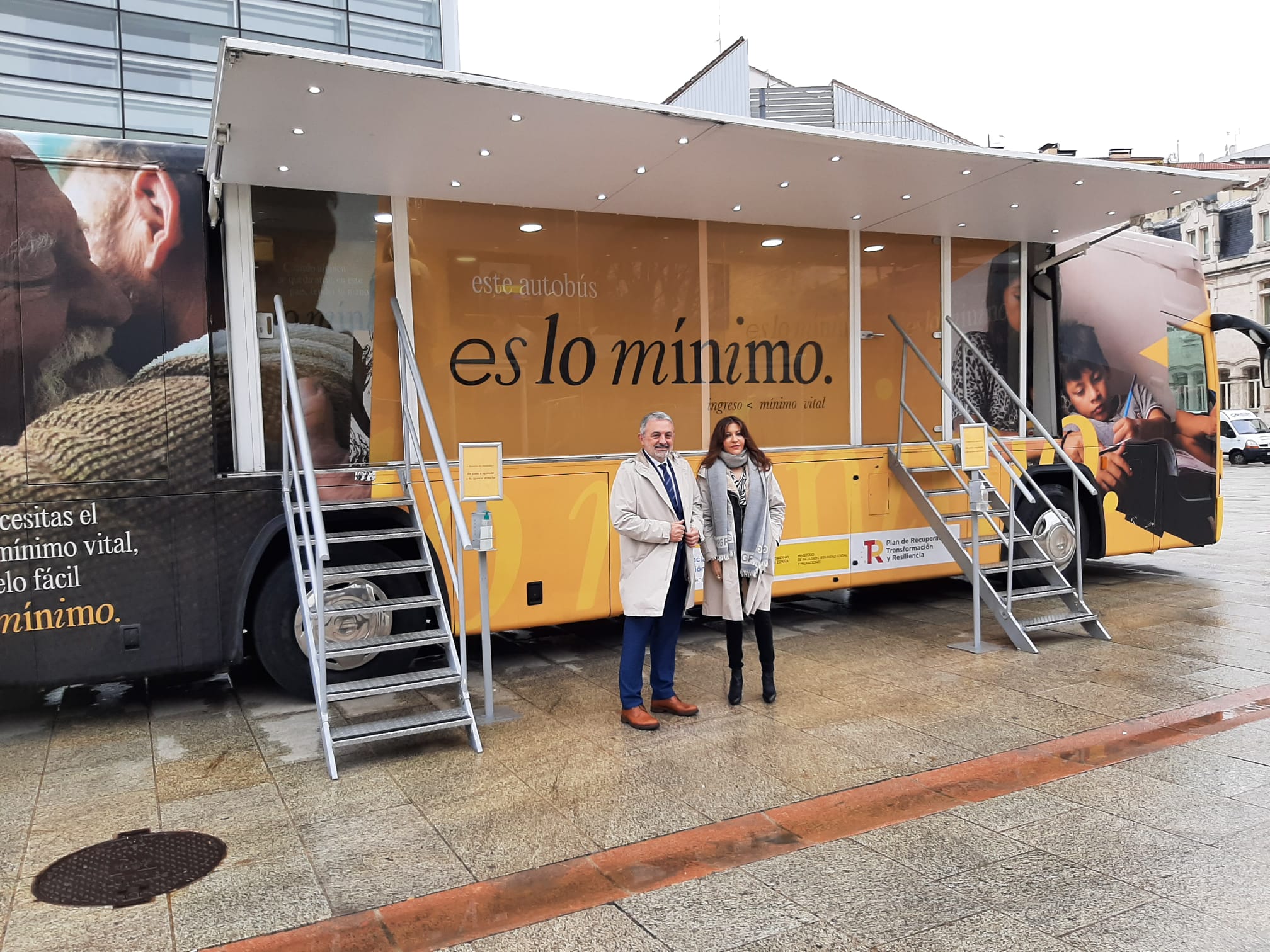 El autobús del IMV ayuda a los posibles beneficiarios a tramitar la solicitud