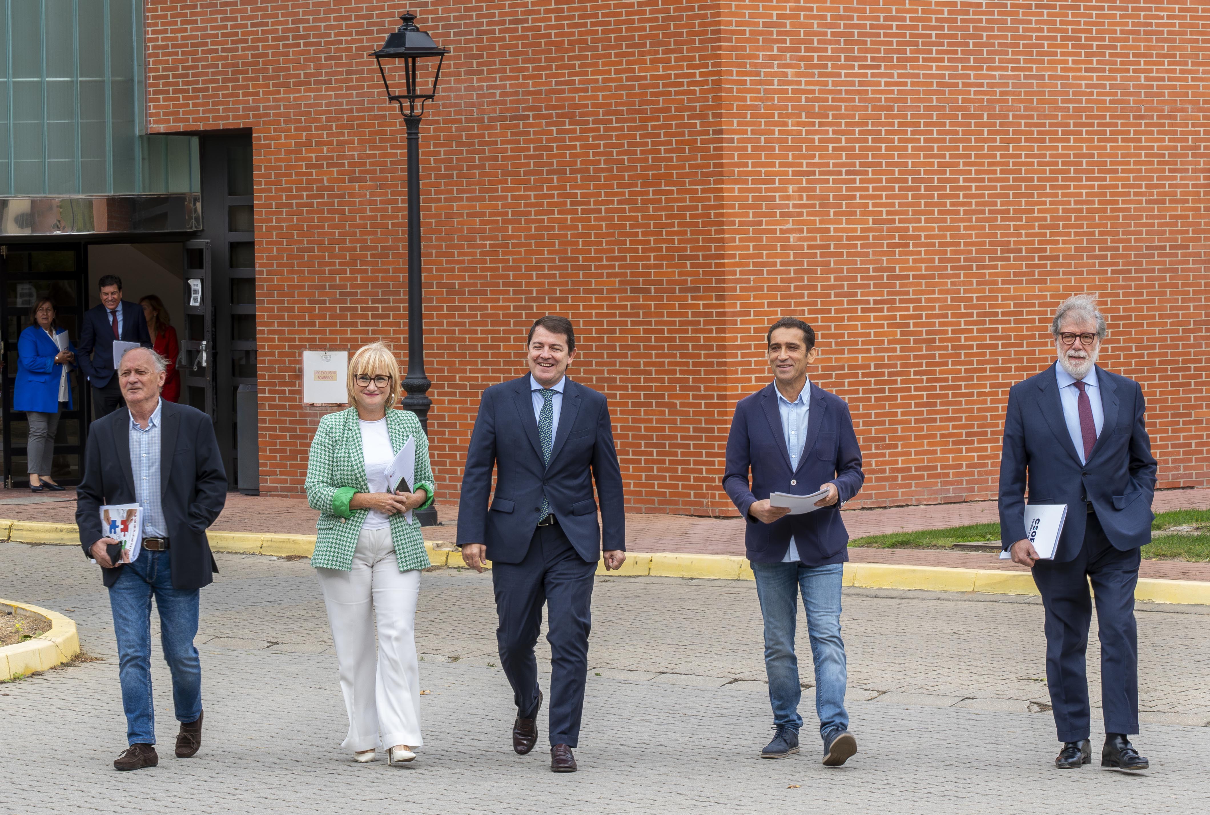 El presidente de la Junta, Alfonso Fernández Mañueco, y los agentes sociales y económicos firman los acuerdos adoptados tras la reunión del Consejo del Diálogo Social