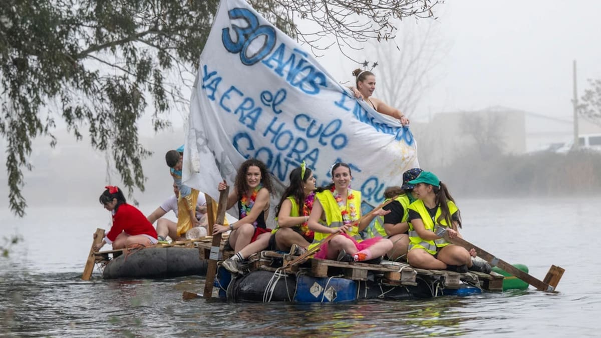 "Se estaba más calentito dentro del agua que fuera": ni el intenso frío puede con el baño en el Bullaque
