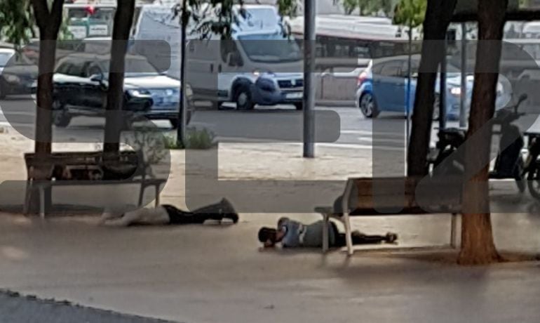 Joves immigrants dormint en bancs al carrer, davant la Ciutat de la Justícia de l&#039;Hospitalet