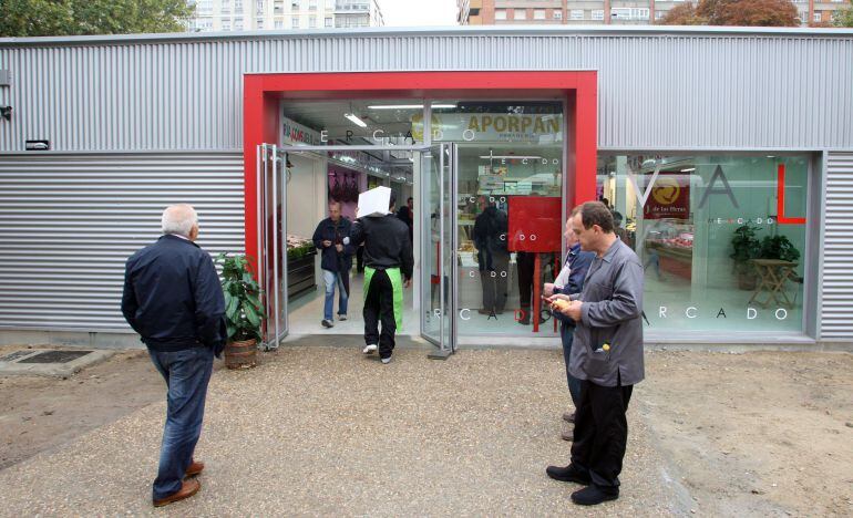 Exterior de la nave que ubicó temporalmente a los comerciales del Mercado del Val