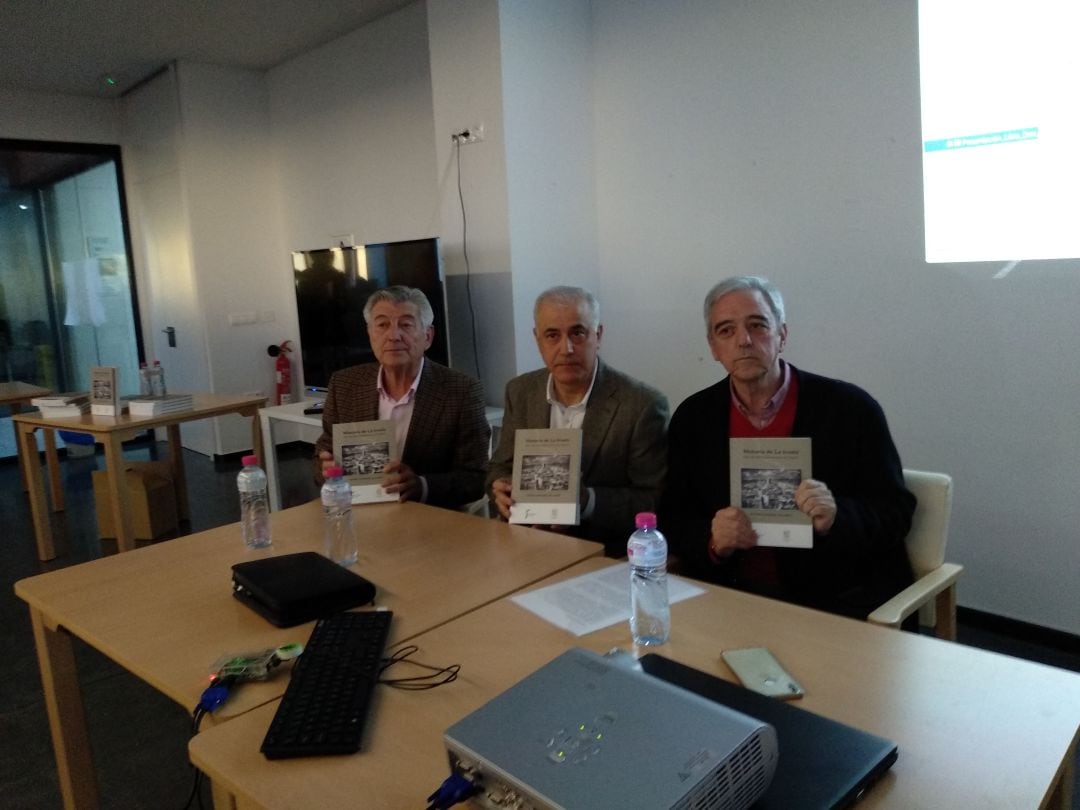 Francisco Jimenez, José Antonio Olivares y Patricio Almirón durante la presentación del libro