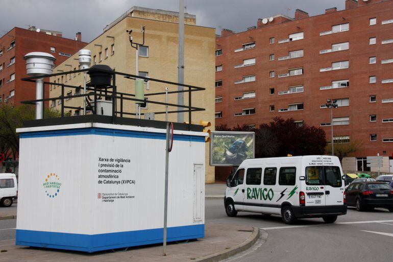 Cabina que mesura la contaminació, instal·lada a Sabadell