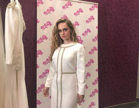 Una modelo posa con uno de los vestidos de la colecci&oacute;n 2019 de Vicky Mart&iacute;n Berrocal.