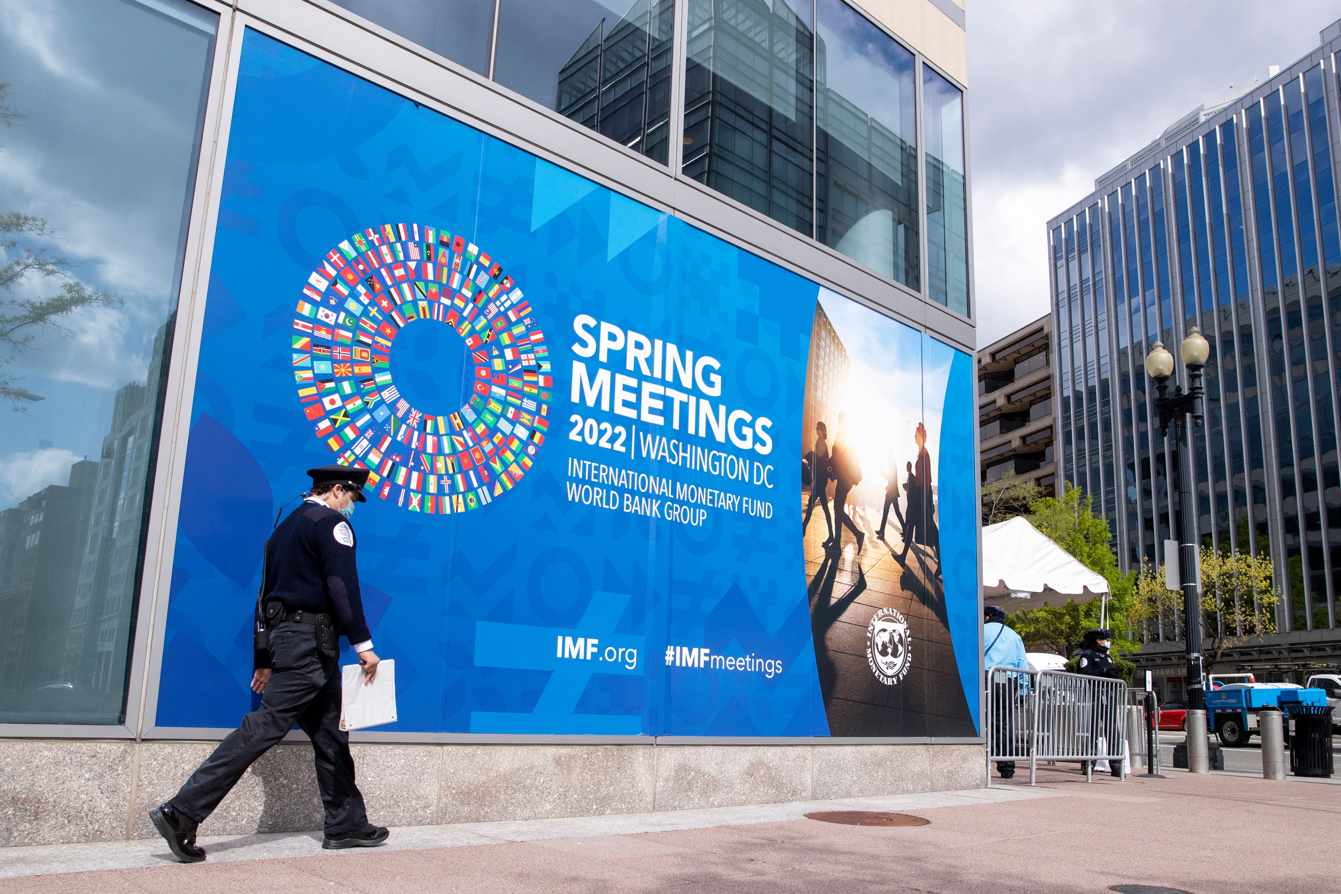 Exterior del edificio del Fondo Monetario Internacional en Washington dónde se celebra el encuentro de primavera del organismoEFE/EPA/SHAWN THEW