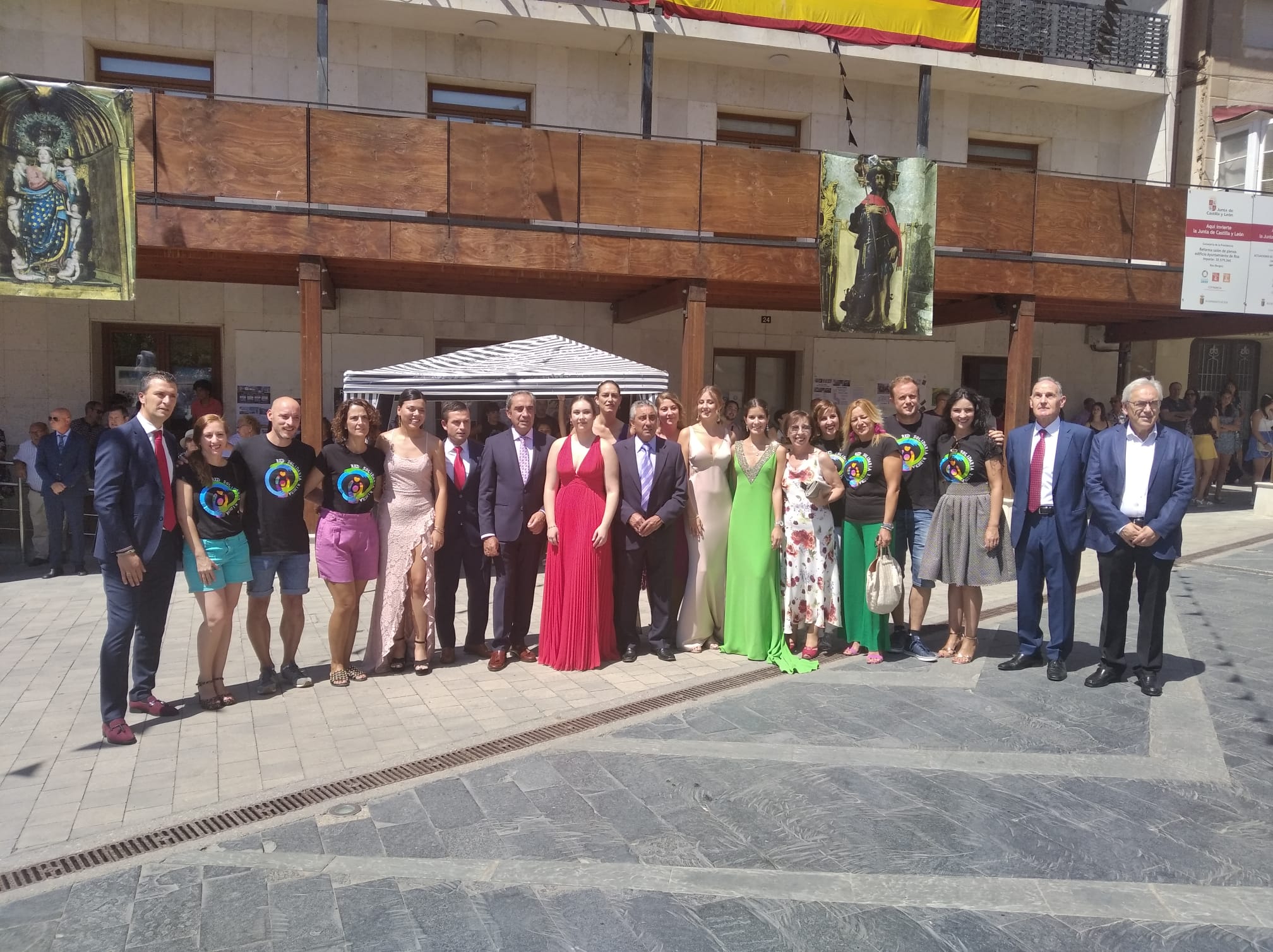 Corporación municipal, reinas y representantes de la Red Solidaria Ribera posan antes de este acto