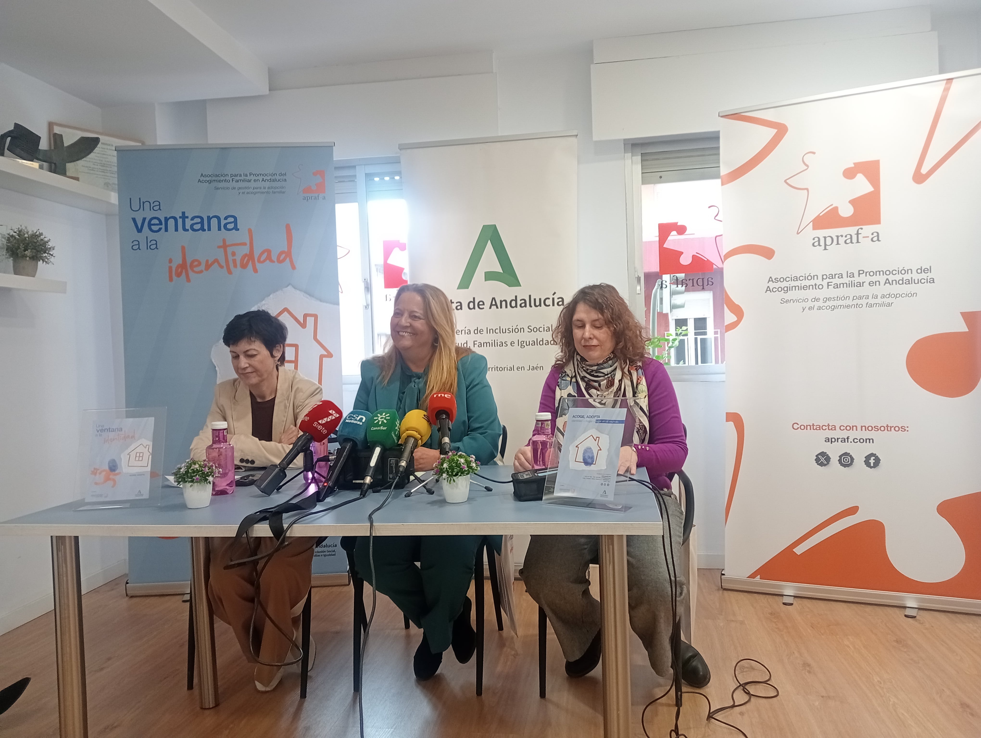 Lina Lucena, Ángela Hidalgo y Elena Sánchez en la presentación de la campaña &quot;Una Ventana a la Identidad&quot;