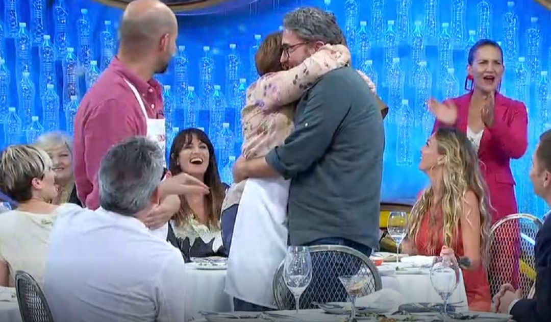 Así fue el cariñoso abrazo entre Celia Villalobos y Máximo Huerta.