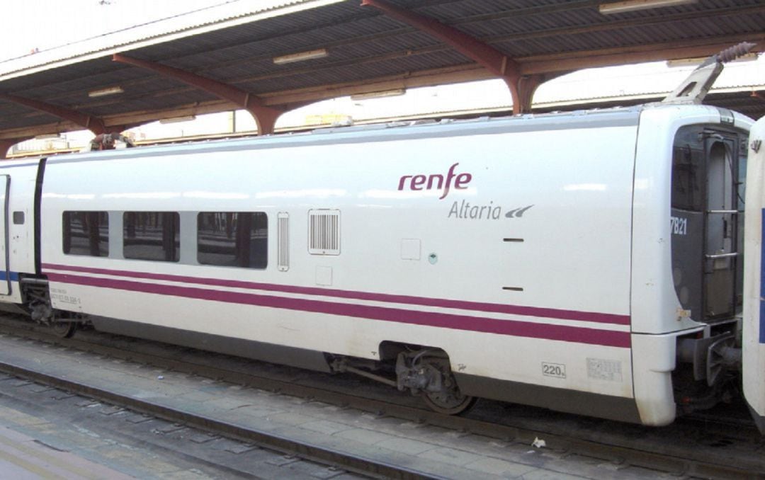 Tren Altaria en la estación de Renfe de Algeciras