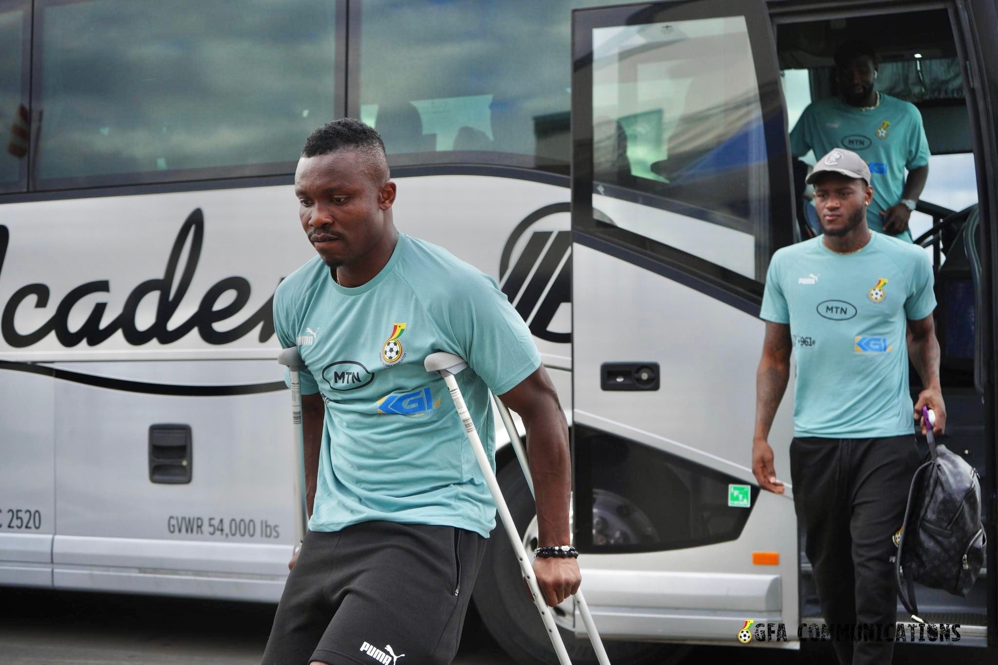 Aidoo con muletas tras su lesión con Ghana