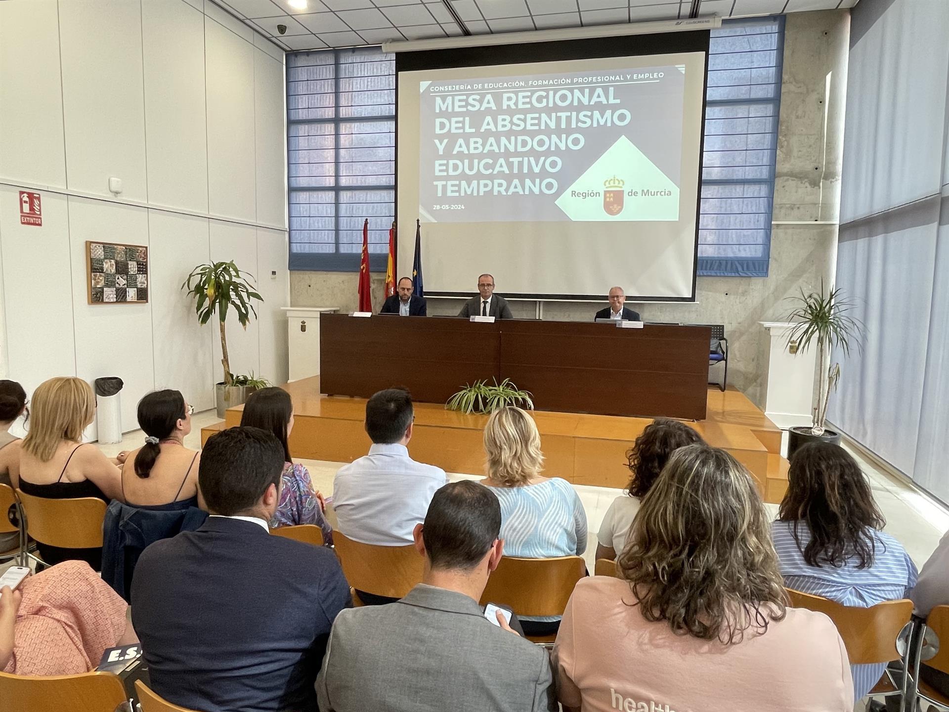 El consejero de Educación, Formación Profesional y Empleo, Víctor Marín, durante la reunión de la Mesa Regional del Absentismo y el Abandono escolar